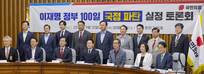 국민의힘 장동혁 대표와 송언석 원내대표, 당 지도부와 외부 토론자들이 12일 국회에서 열린 당 주최로 열린 이재명 정부 100일 국정 파탄 실정 토론회에서 기념 촬영하고 있다. 연합뉴스