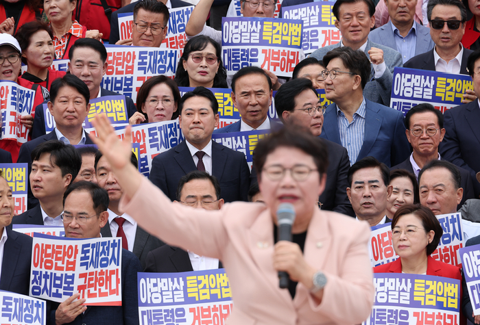 국민의힘 장동혁 대표, 송언석 원내대표, 권성동 의원이 12일 서울 여의도 국회 본청 앞 계단에서 열린 야당 탄압 독재정치 규탄 대회에서 임이자 의원의 발언을 듣고 있다.  연합뉴스