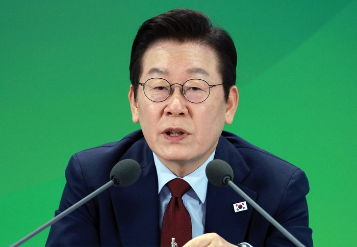 이재명 대통령이 12일 강원도 춘천시 강원창작개발센터에서 열린 지역 토론회 강원의 마음을 듣다 타운홀 미팅에서 질문에 답변하고 있다. 연합뉴스