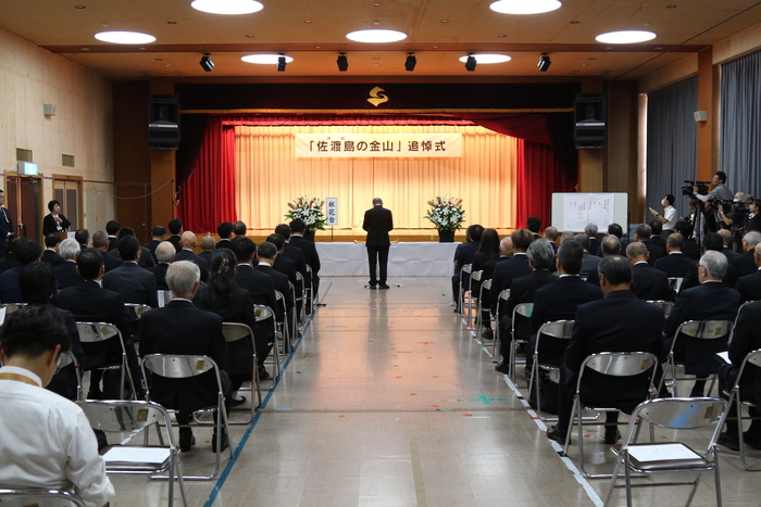 일본 니가타현 사도섬 아이카와개발종합센터에서 13일 열린 사도광산 추도식에서 나카노 고 추도식 실행위원장이 개회사를 하고 있다. 한국은 작년에 이어 올해도 추도식에 불참해 2년 연속 반쪽 행사로 치러졌다. 연합뉴스
