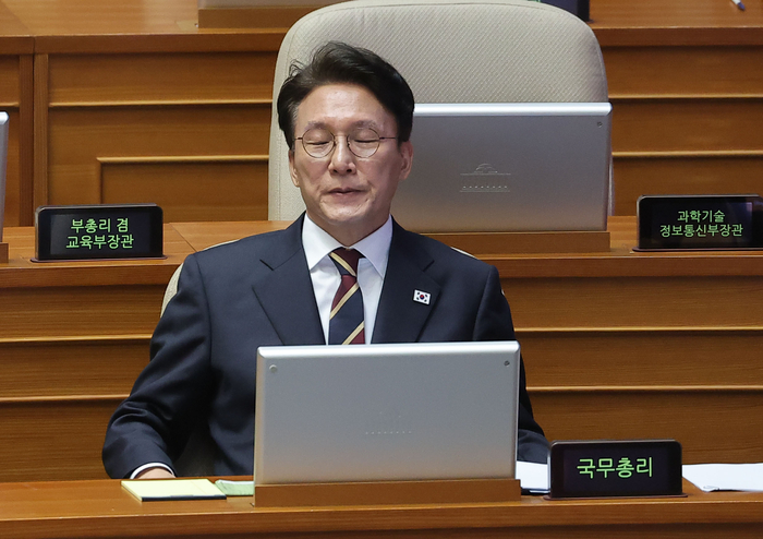 김민석 국무총리가 15일 국회 본회의장에서 열린 대정부 질문에 참석해 잠시 눈을 감고 있다. 연합뉴스