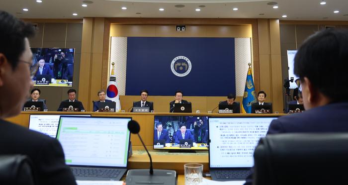 이재명 대통령이 16일 정부세종청사에서 열린 제42회 국무회의에서 최교진 사회부총리 겸 교육부 장관의 발언을 듣고 있다. 연합뉴스