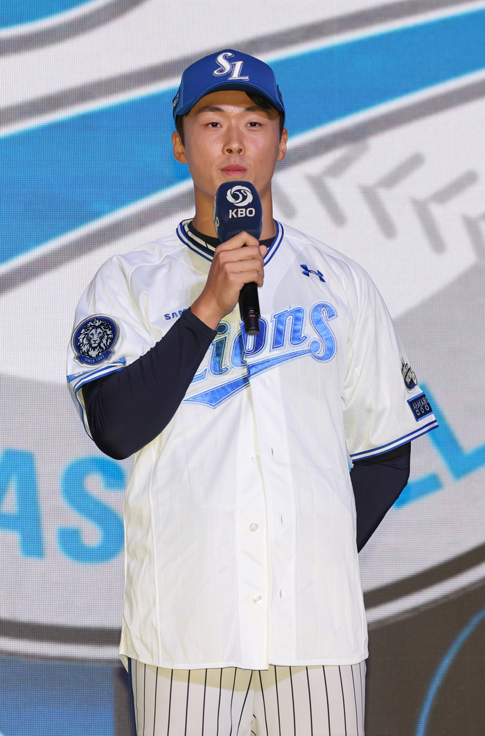 17일 서울 송파구 롯데호텔 월드에서 열린 2026 KBO 신인 드래프트에서 삼성 라이온스에 1라운드 9순위 지명을 받은 서울고 이호범이 소감을 말하고 있다.  연합뉴스