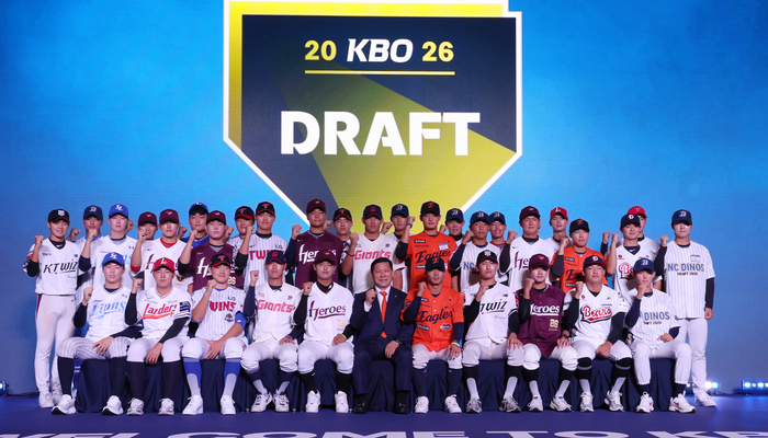 17일 서울 송파구 롯데호텔 월드에서 열린 2026 KBO 신인 드래프트에서 지명된 선수들이 기념 촬영하고 있다. 연합뉴스