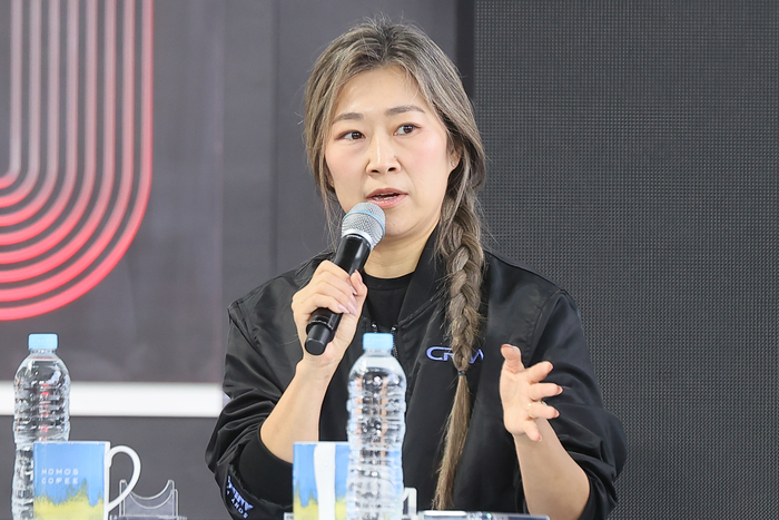 매기 강 감독이 지난 21일 부산 해운대구 우동 영화의전당에서 열린 제30회 부산국제영화제 케이팝 데몬 헌터스 오픈토크에서 관객들에게 인사하고 있다. 연합뉴스