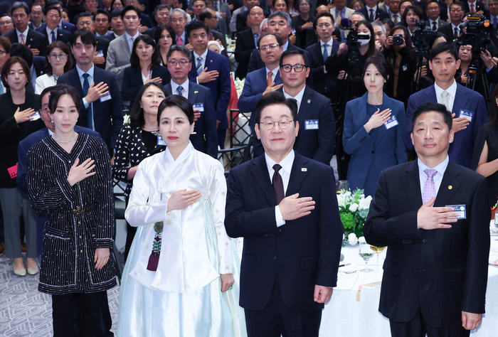유엔총회 참석차 미국을 방문한 이재명 대통령이 22일(현지시간) 뉴욕의 한 호텔에서 열린 동포간담회에서 참석자들과 함께 국기에 경례하고 있다. 연합뉴스