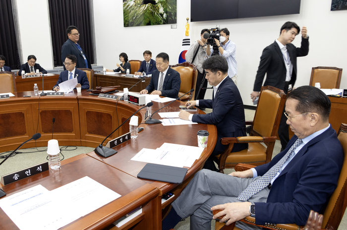 25일 서울 여의도 국회에서 열린 정보위원회 전체회의에서 2025년도 국정감사계획서 채택의 건이 통과된 후 비공개 회의로 전환되고 있다. 연합뉴스