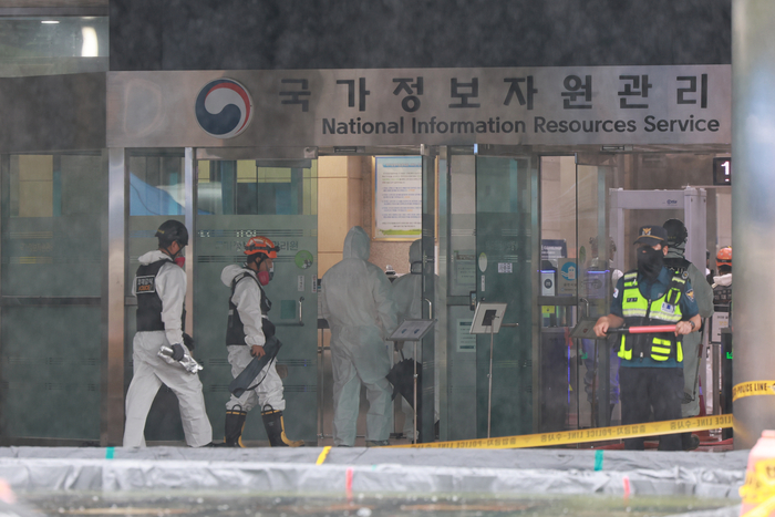 28일 대전 유성구 국가정보자원관리원 화재 현장에서 합동감식을 위해 소방, 경찰, 국립과학수사연구원 관계자들이 이동하고 있다.
지난 26일 정부 전산시스템이 있는 국정자원에서 무정전·전원 장치(UPS)용 리튬이온배터리 화재가 발생해 정부 전산 서비스가 대규모로 마비된 바 있다. 연합뉴스