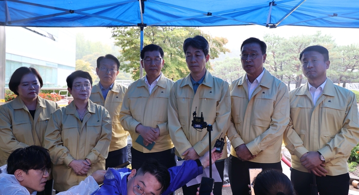 국정자원 화재현장 찾은 국회 행안위
    (대전=연합뉴스) 한종구 기자 = 국회 행정안전위원회 더불어민주당 소속 의원들이 28일 오전 대전 유성구 국가정보자원관리원 화재현장을 방문해 피해 상황 등을 살핀 뒤 취재진 질문에 답하고 있다. 2025.9.28.
    jkhan@yna.co.kr
(끝)


<저작권자(c) 연합뉴스, 무단 전재-재배포, AI 학습 및 활용 금지>