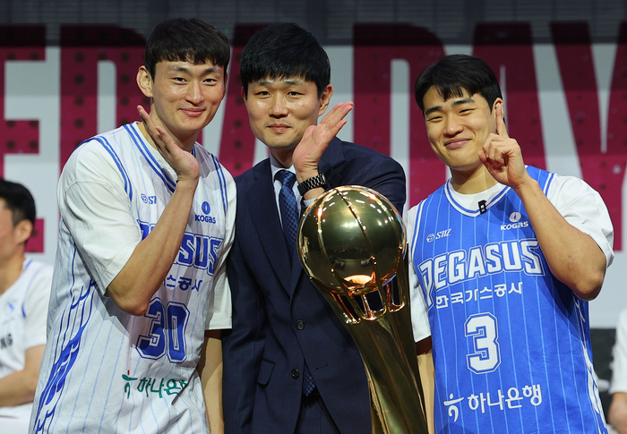 29일 서울 용산구 블루스퀘어에서 열린 2025-2026시즌 프로농구 개막 미디어데이 & 팬페스트 행사에서 한국가스공사 (왼쪽부터)김국찬, 강혁 감독, 정성우가 포즈를 취하고 있다. 연합뉴스