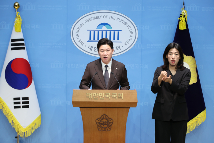 국민의힘 진종오 의원이 30일 서울 여의도 국회 소통관에서 더불어민주당의 특정종교단체 신도를 동원한 권리당원 조작 시도 의혹을 폭로하고 있다.  연합뉴스