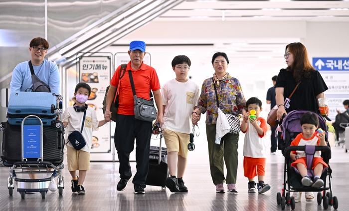 지난해 추석 황금연휴를 하루 앞둔 9월13일 할아버지 할머니를 모시고 대구국제공항을 찾은 한 가족이 가족여행을 위해 탑승장으로 이동하고 있다. <영남일보 DB>