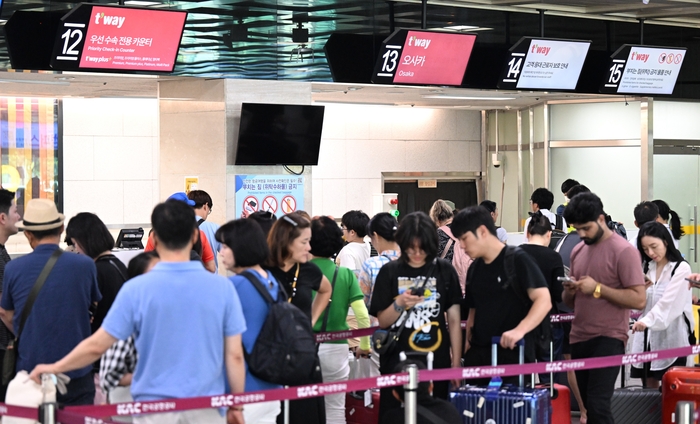지난해 추석 황금연휴를 하루 앞둔 9월13일 대구국제공항을 찾은 여행객들이 일본 오사카행 비행기 탑승수속을 위해 길게 줄지어 있다. <영남일보 DB>