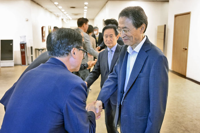 13일 대구 동구 영남일보 대강당에서 열린 영남일보 창간 80주년 기념식이 끝난 뒤, 배성로 회장을 비롯한 임원진이 사원들과 악수를 나누고 있다. 
이현덕기자 lhd@yeongnam.com