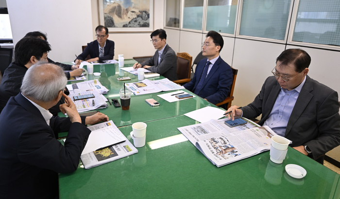 영남일보 13기 독자위원회 올해 세 번째 회의가 22일 오후 영남일보 편집국 회의실에서 열리고 있다.
이윤호기자 yoonhohi@yeongnam.com