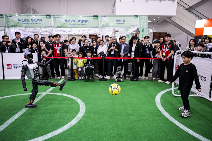 22일 대구 엑스코에서 열린 미래혁신기술박람회(FIX 2025) 내 탑로보틱스 부스에서 휴머노이드 로봇이 어린이와 축구를 하고 있다. FIX 2025는 미래형 모빌리티와 로봇 산업의 융합을 주제로 25일까지 엑스코 전관에서 진행된다.
이현덕기자 lhd@yeongnam.com