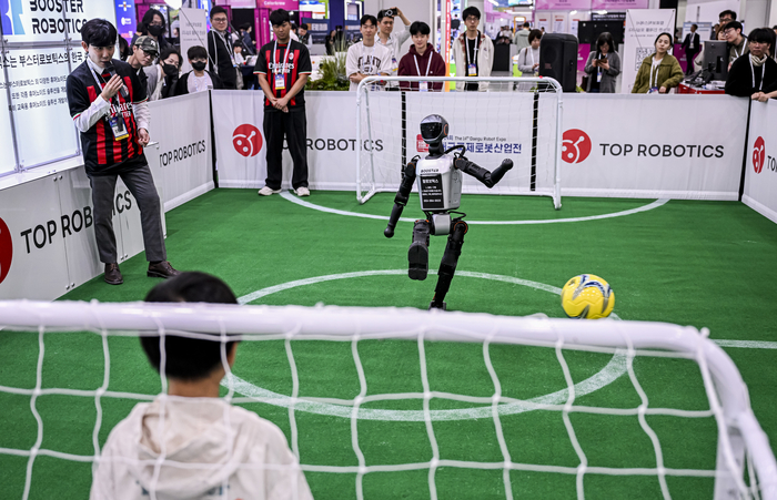 22일 대구 엑스코에서 열린 미래혁신기술박람회(FIX 2025) 내 탑로보틱스 부스에서 휴머노이드 로봇이 어린이와 축구를 하고 있다. FIX 2025는 미래형 모빌리티와 로봇 산업의 융합을 주제로 25일까지 엑스코 전관에서 진행된다.
이현덕기자 lhd@yeongnam.com