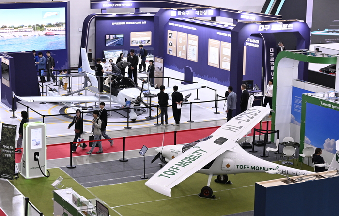 22일 대구 엑스코에서 열린 미래혁신기술박람회(FIX 2025)에서 관람객들이 도심항공교통(UAM) 부스를 둘러보고 있다. FIX 2025는 미래형 모빌리티와 로봇 산업의 융합을 주제로 25일까지 엑스코 전관에서 진행된다.
이현덕기자 lhd@yeongnam.com