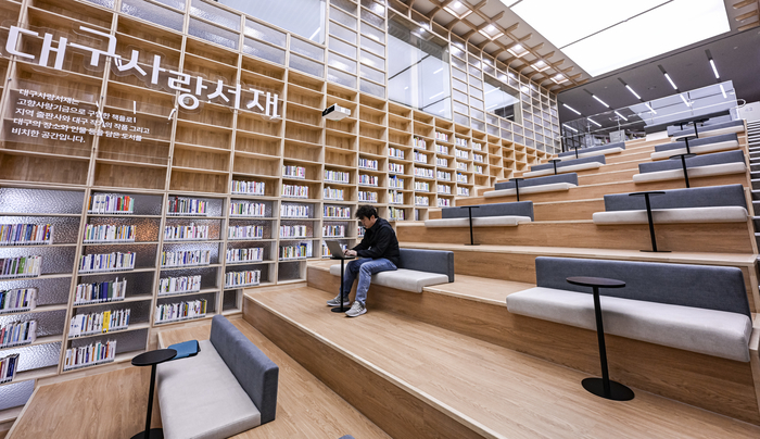 대구도서관 시범운영을 하루 앞둔 23일, 대구 남구 중앙대로 옛 캠프워커 헬기장 반환부지에 들어선 대구도서관 2층 대구사랑서재에서 도서관 관계자가 노트북으로 자료를 검토하고 있다. 대구시는 24일부터 시범운영을 거쳐 11월 5일 정식 개관할 예정이다.
이현덕기자 lhd@yeongnam.com