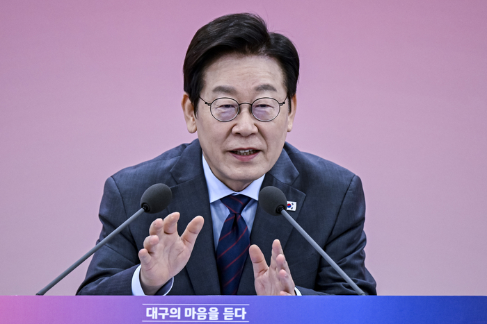 24일 대구 엑스코에서 열린 대통령과 함께하는 대구 타운홀 미팅에서 이재명 대통령이 내일을 움직이는 스마트도시 대구를 주제로 시민들과 대화를 나누고 있다.
이현덕기자 lhd@yeongnam.com