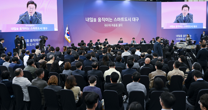 24일 대구 엑스코에서 열린 대통령과 함께하는 대구 타운홀 미팅에서 이재명 대통령이 내일을 움직이는 스마트도시 대구를 주제로 시민들과 대화를 나누고 있다.
이현덕기자 lhd@yeongnam.com