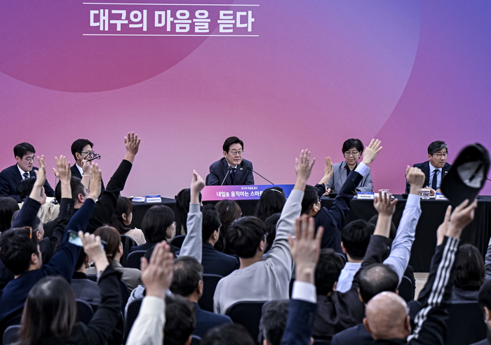 24일 대구 엑스코 서관에서 열린 대통령과 함께하는 대구 타운홀 미팅에서 이재명 대통령이 시민들의 질문 요청을 받으며 좌중을 바라보고 있다.
이현덕기자 lhd@yeongnam.com