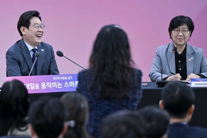 24일 대구 엑스코에서 열린 대통령과 함께하는 대구 타운홀 미팅에서 이재명 대통령이 한 시민의 재치 있는 발언에 웃음을 터뜨리고 있다.
이현덕기자 lhd@yeongnam.com
