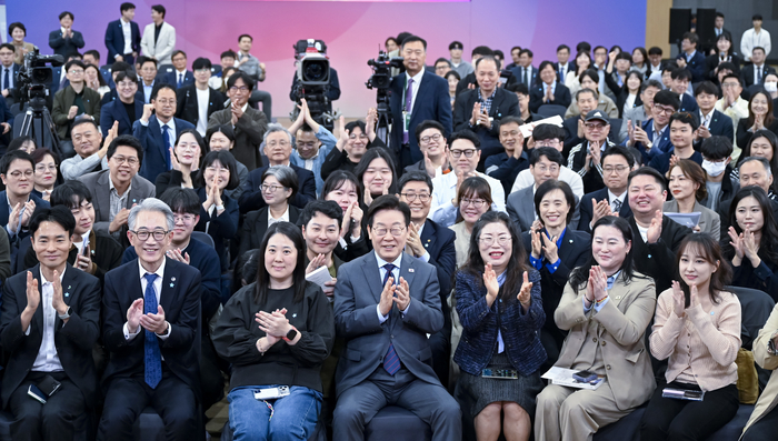 24일 대구 엑스코에서 열린 대통령과 함께하는 대구 타운홀 미팅을 마친 뒤 이재명 대통령이 시민들과 함께 기념촬영을 하고 있다.
이현덕기자 lhd@yeongnam.com