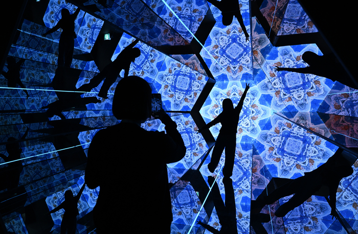 27일 오후 경북 경주시 경주엑스포대공원 APEC 경제 전시장에서 관람객들이 첨단미래산업관 번영의 빛에서 기념촬영을 하고 있다.
이윤호기자 yoonhohi@yeongnam.com