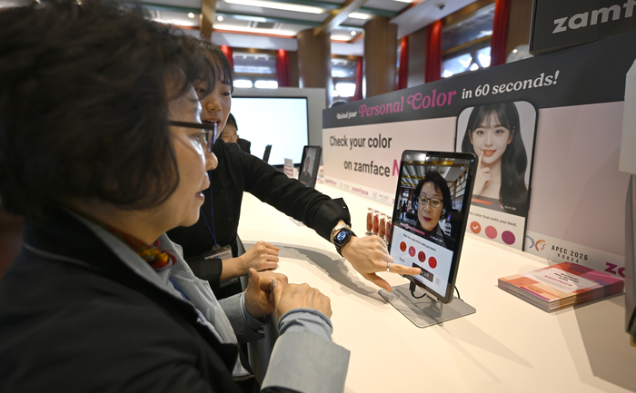 29일 오후 경북 경주시 황룡원에서 열린 K-beauty pavilion을 찾은 관람객이 퍼스널 컬러를 측정하고 있다.
이윤호기자 yoonhohi@yeongnam.com