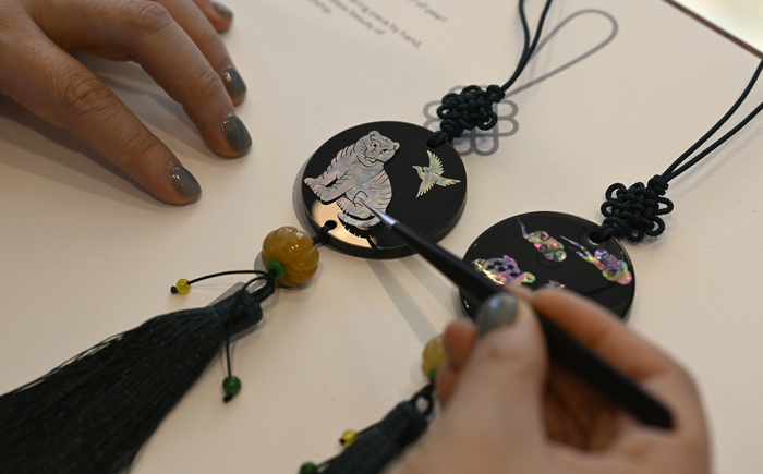 29일 오후 경북 경주시 황룡원에서 열린 K-beauty pavilion을 찾은 관람객이 전통 자개 노리개를 만들고 있다.
이윤호기자 yoonhohi@yeongnam.com