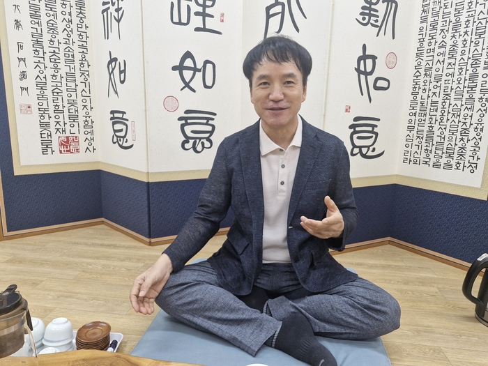 석문호흡 수련장을 운영하는 천평 선역장이 신체와 정신 단련의 중요성을 설명하고 있다. 오주석 기자