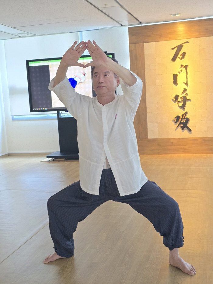 이철우 경북도지사가 도청 홍익관에 마련된 수련장에서  자세를 취하고  있다. 천평 선역장 제공