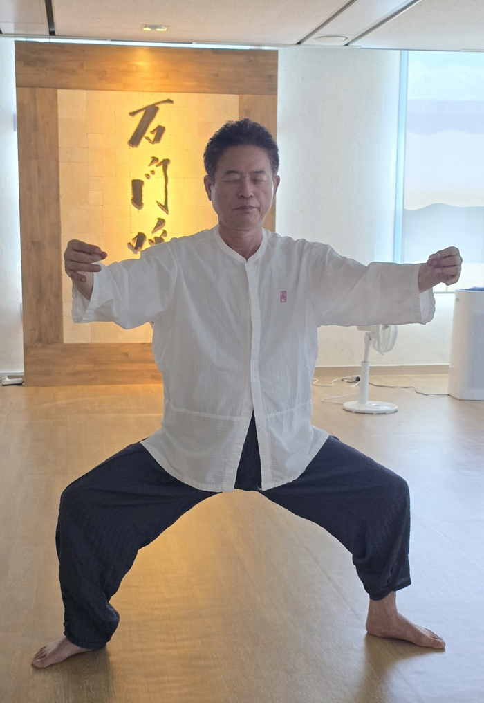 이철우 경북도지사가 도청 홍익관에 마련된 마음 수련장에서  자세를 취하고  있다. 천평 선역장 제공
