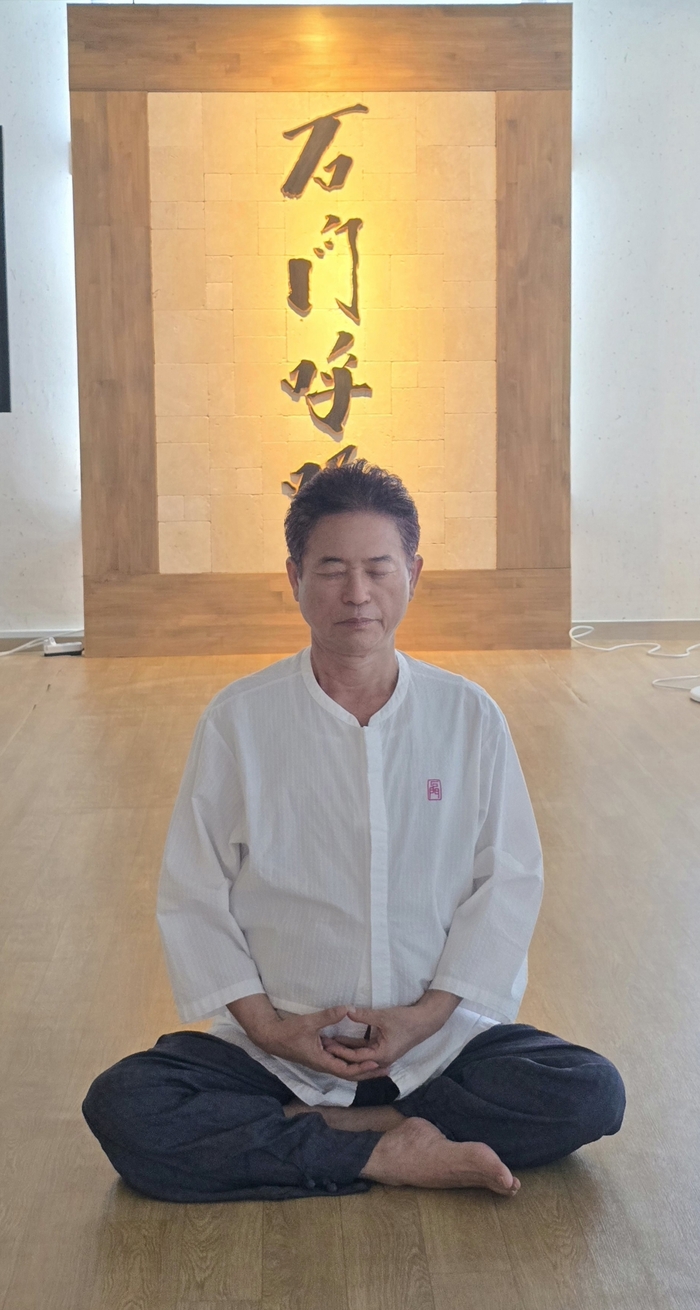 이철우 경북도지사가 도청 홍익관에 마련된  마음 수련장에서 호흡을 가다듬고 있다. 천평 선역장 제공