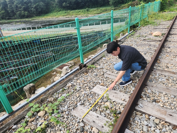 양정훈 주무관이 옛 철도 노선의 침목을 직접 줄자랑 폴대를 들고 10km 구간의 상태를 하나하나 점검하고 있다. <본인제공>
