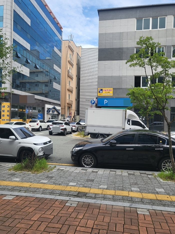대구 동구 혁신동 먹을거리골목의 한 도로 양쪽을 불법 주정차 차량이 차지하고 있다. 강명주 시민기자