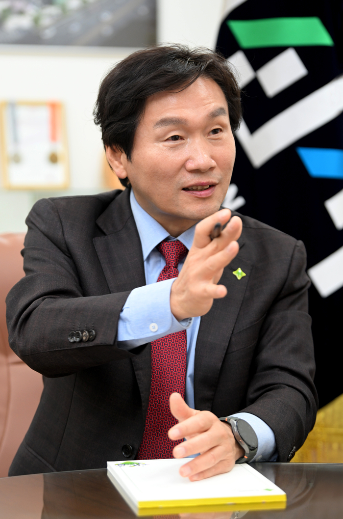 지난 9월24일 조현일 경산시장이 민선 8기의 성과를 설명하고 있다. 조 시장은 2028년 문을 열 현대프리미엄아웃렛에 대한 기대를 한껏 내보였다.