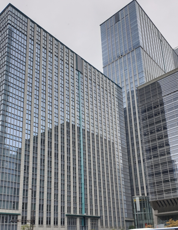일본은 2010년대 이후 중소기업 경영진의 고령화 심화와 후계자 부재로 흑자 도산하는 기업이 급증하자 M&A 매칭 플랫폼 운영과 국책금융기관의 인수금융 확대, 그리고 세제 혜택까지 병행하며 기업의 지속적 성장에 대한 지원을 늘리고 있다. 사진은 중소기업 M&A 기업들이 밀집해 있는 일본 도쿄역 인근 오피스 빌딩 전경. 홍석천기자