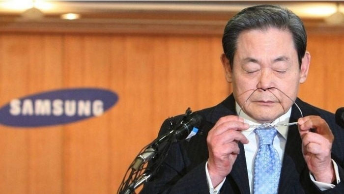 안경 고쳐 쓰는 이건희 회장. 이건희 회장의 경영은 이병철 선대 회장의 경영 방식과는 다른 방식이었다. <삼성그룹 제공>