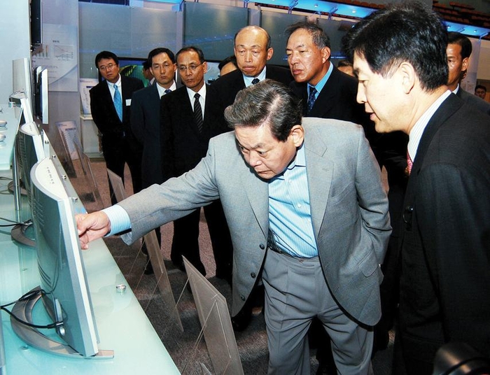 이건희 회장이 2000년대 초반에 열린 선진제품 비교전시회에서 LCD 모니터를 살펴보고 있다. <삼성그룹 제공>