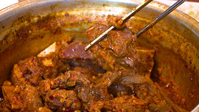 마늘과 고춧가루로 버무린 진한 양념 속 동인동 찜갈비, 매운맛에 젓가락이 쉼 없이 간다.