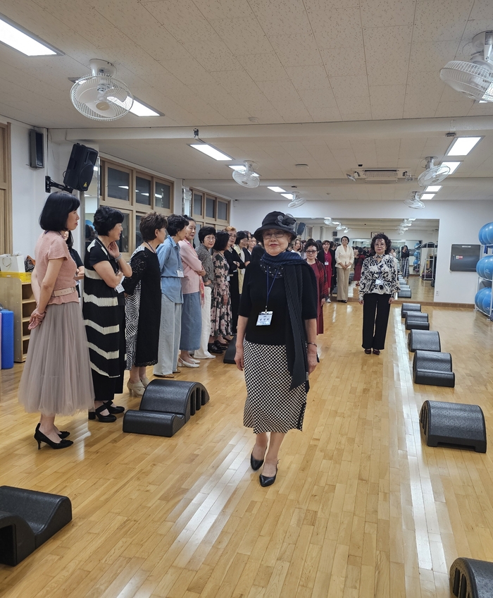 지난해 개최된 경북여자고 총동창회의 패션쇼에서 동문들이 워킹을 하고 있다. <경북여자고 제공>