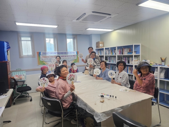 청도평생학습행복관에서 참가자들이 장애인 평생학습 프로그램 수업을 하고 있다. 청도군은 경북 군단위 최초로 교육부 국립특수교육원이 지정하는 장애인 평생학습도시 선정됐다. <청도군 제공>