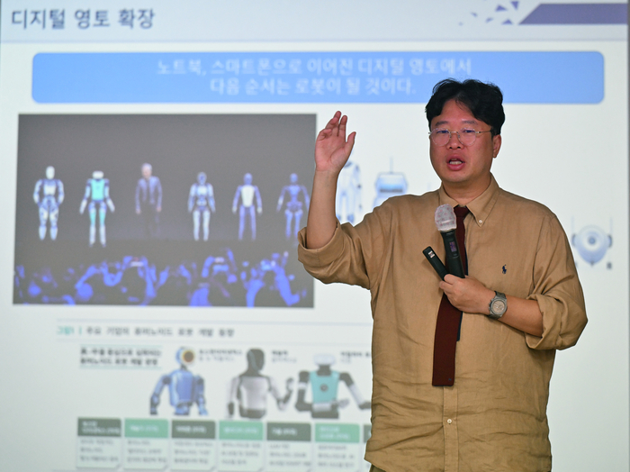 박정호 명지대 교수가 30일 오후 대구 동구 영남일보 대강당에서 열린 영남일보 CEO아카데미에서 2026년 도래할 산업 및 기술 트렌드 변화를 주제로 강연하고 있다. 
이지용기자 sajahu@yeongnam.com