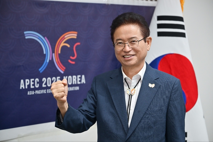 이철우 경북도지사가 경주 APEC 심벌 앞에서 주먹을 쥐고 있다. <경북도 제공>