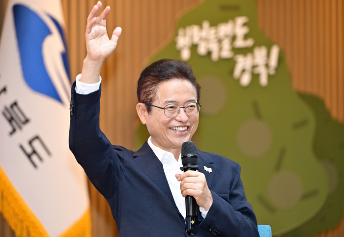 이철우 경북도지사가 지난달 22일 도청에서 열린 청렴 톡톡 간담회에서 인사말을 하던 도중 환하게 웃고 있다. <경북도 제공>