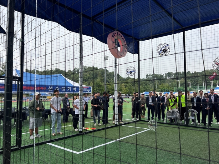 제3회 제2작전사령관배 드론봇 전투경연대회 일반부 드론 축구경기 모습<경운대 제공>