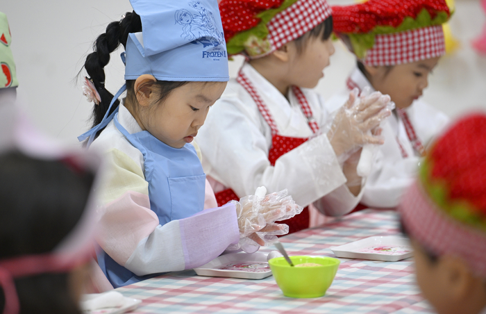 추석 연휴를 하루 앞둔 2일 오전 대구 달서구 브레멘 유치원에서 어린이들이 송편을 빚고 있다.
이윤호 기자 yoonhohi@yeongnam.com