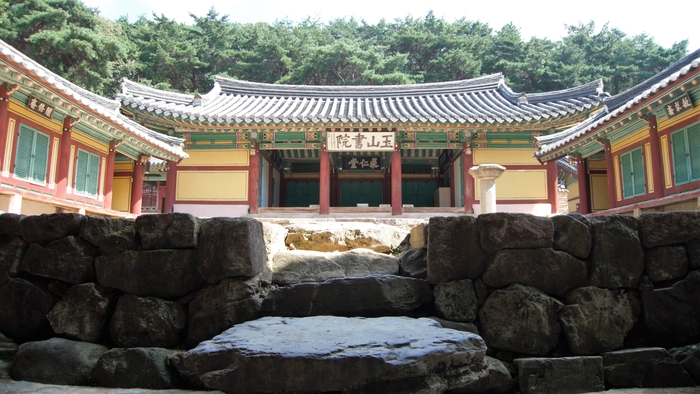 무변루 누하를 조용히 통과해 큼직한 청석을 디뎌 밟고 강당인 구인당을 마주한다. 옥산서원 현판은 추사 김정희의 작품이고 구인당 편액은 한석봉의 글씨다.